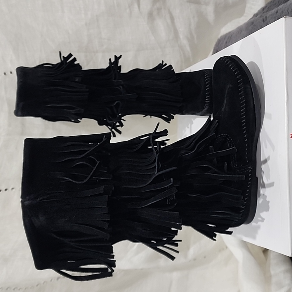 Perfect! Women's Minnetonka 3 Layer Black Fringe Boots Size 6